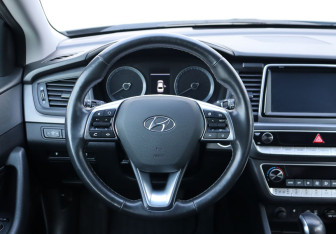 Подержанный автомобиль Hyundai Sonata 2017 года (15 фото)