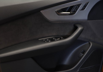 Подержанный автомобиль Audi Q8 2019 года (23 фото)