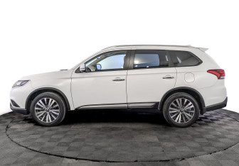 Подержанный автомобиль Mitsubishi Outlander 2019 года (8 фото)