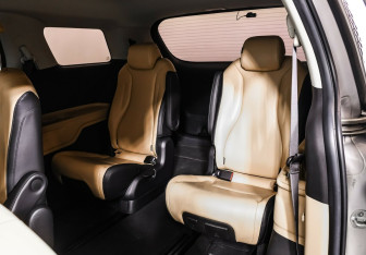 Подержанный автомобиль Kia Carnival 2020 года (13 фото)