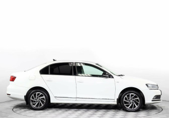 Подержанный автомобиль Volkswagen Jetta Sedan 2017 года (4 фото)