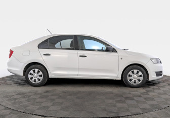 Подержанный автомобиль Skoda Rapid Liftback 2017 года (4 фото)