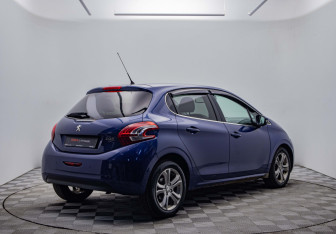 Подержанный автомобиль Peugeot 208 2014 года (5 фото)