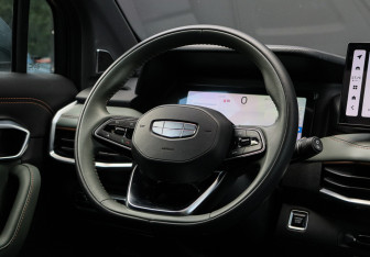 Подержанный автомобиль Geely Okavango 2023 года (12 фото)