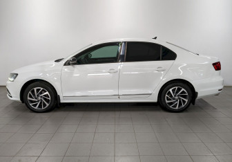 Подержанный автомобиль Volkswagen Jetta Sedan 2017 года (8 фото)