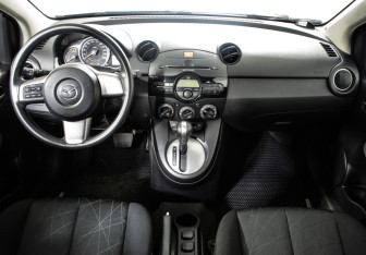 Подержанный автомобиль Mazda 2 Hatchback 2011 года (11 фото)