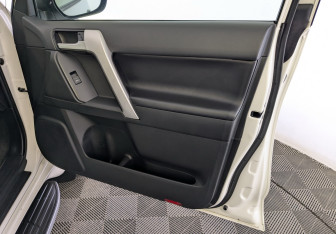 Подержанный автомобиль Toyota Land Cruiser Prado 2021 года (26 фото)