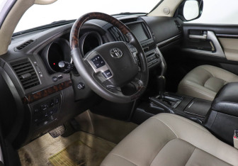 Подержанный автомобиль Toyota Land Cruiser Suv 2010 года (9 фото)