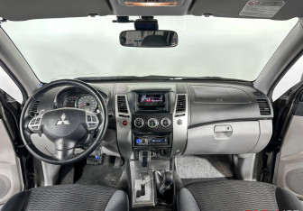 Подержанный автомобиль Mitsubishi Pajero Sport 2013 года (12 фото)