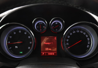 Подержанный автомобиль Opel Astra Hatchback 2011 года (7 фото)