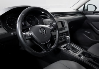 Подержанный автомобиль Volkswagen Passat Sedan 2017 года (14 фото)