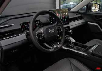Подержанный автомобиль Toyota RAV4 2026 года (12 фото)