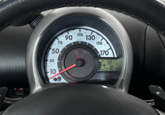 Подержанный автомобиль Peugeot 107 2014 года (10 фото)