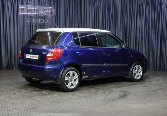 Подержанный автомобиль Skoda Fabia Hatchback 2010 года (5 фото)