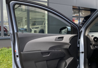 Подержанный автомобиль Chevrolet Aveo Sedan 2012 года (15 фото)
