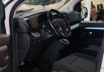 Подержанный автомобиль Peugeot Traveller 2021 года (15 фото)