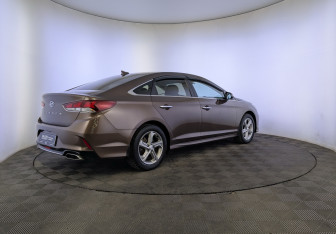 Подержанный автомобиль Hyundai Sonata 2018 года (5 фото)