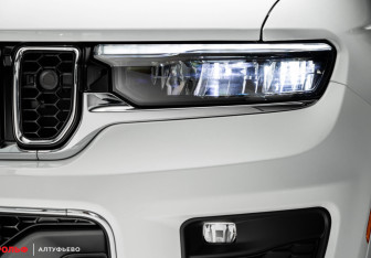 Подержанный автомобиль Jeep Grand Cherokee 2023 года (2 фото)