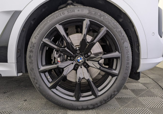 Подержанный автомобиль BMW X7 2023 года (12 фото)