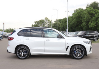 Подержанный автомобиль BMW X5 2022 года (4 фото)