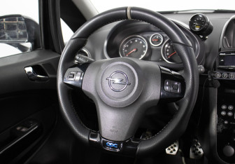 Подержанный автомобиль Opel Corsa OPC 2008 года (15 фото)