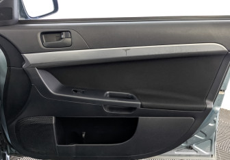 Подержанный автомобиль Mitsubishi Lancer Sedan 2011 года (25 фото)