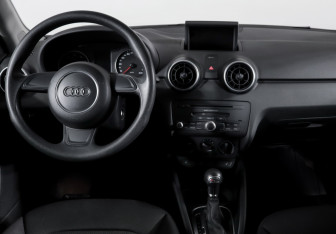 Подержанный автомобиль Audi A1 2014 года (12 фото)