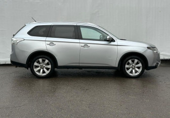 Подержанный автомобиль Mitsubishi Outlander 2014 года (4 фото)