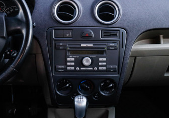 Подержанный автомобиль Ford Fusion 2006 года (10 фото)