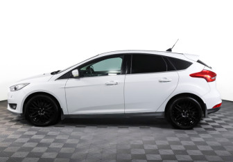 Подержанный автомобиль Ford Focus Hatchback 2017 года (8 фото)