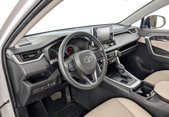 Подержанный автомобиль Toyota RAV4 2021 года (16 фото)