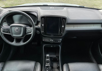 Подержанный автомобиль Volvo XC40 2019 года (12 фото)