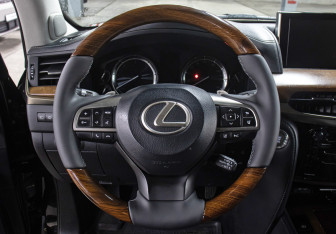 Подержанный автомобиль Lexus LX 2017 года (16 фото)