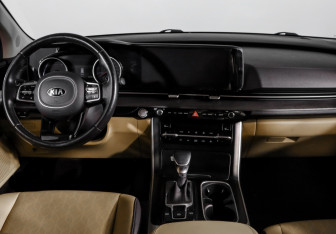 Подержанный автомобиль Kia Carnival 2020 года (12 фото)