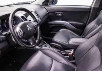 Подержанный автомобиль Mitsubishi Outlander 2011 года (10 фото)