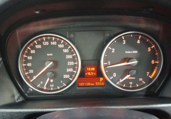 Подержанный автомобиль BMW X1 2013 года (12 фото)