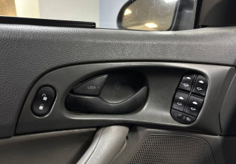 Подержанный автомобиль Ford Focus Sedan 2004 года (22 фото)