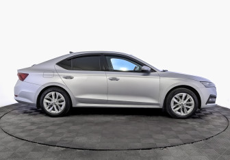 Подержанный автомобиль Skoda Octavia Liftback 2021 года (4 фото)