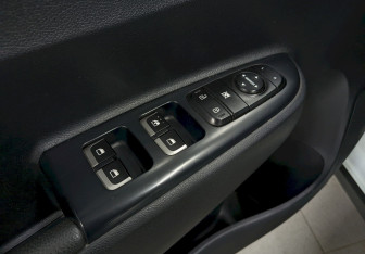 Подержанный автомобиль Kia Rio Hatchback 2017 года (12 фото)