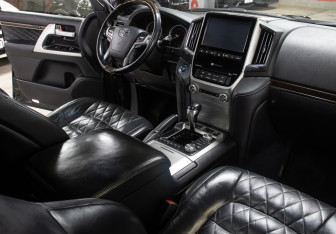 Подержанный автомобиль Toyota Land Cruiser Suv 2018 года (11 фото)