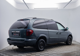 Подержанный автомобиль Chrysler Town & Country 2006 года (5 фото)