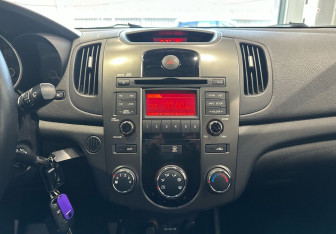 Подержанный автомобиль Kia Cerato Sedan 2010 года (16 фото)