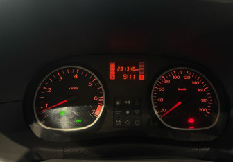 Подержанный автомобиль Renault Duster 2012 года (15 фото)