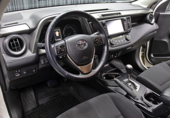 Подержанный автомобиль Toyota RAV4 2017 года (16 фото)