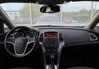 Подержанный автомобиль Opel Astra Hatchback 2012 года (11 фото)