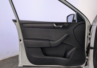 Подержанный автомобиль Skoda Rapid Liftback 2019 года (19 фото)