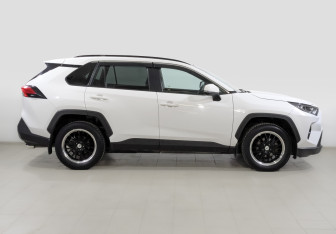 Подержанный автомобиль Toyota RAV4 2021 года (4 фото)