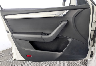 Подержанный автомобиль Skoda Octavia Liftback 2020 года (17 фото)