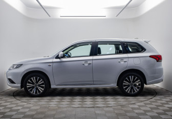 Подержанный автомобиль Mitsubishi Outlander 2022 года (2 фото)