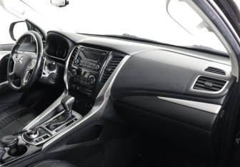 Подержанный автомобиль Mitsubishi Pajero Sport 2017 года (8 фото)